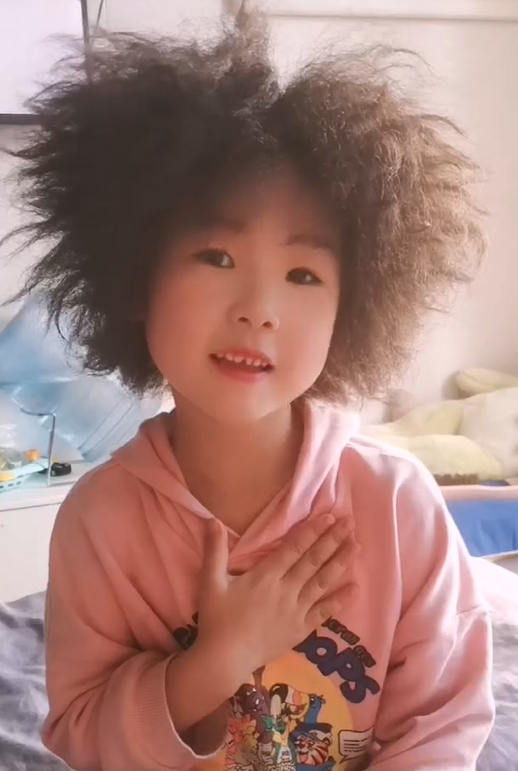 6岁女孩天生爆炸头酷似蒙奇奇,网友:爱因斯坦同款发型