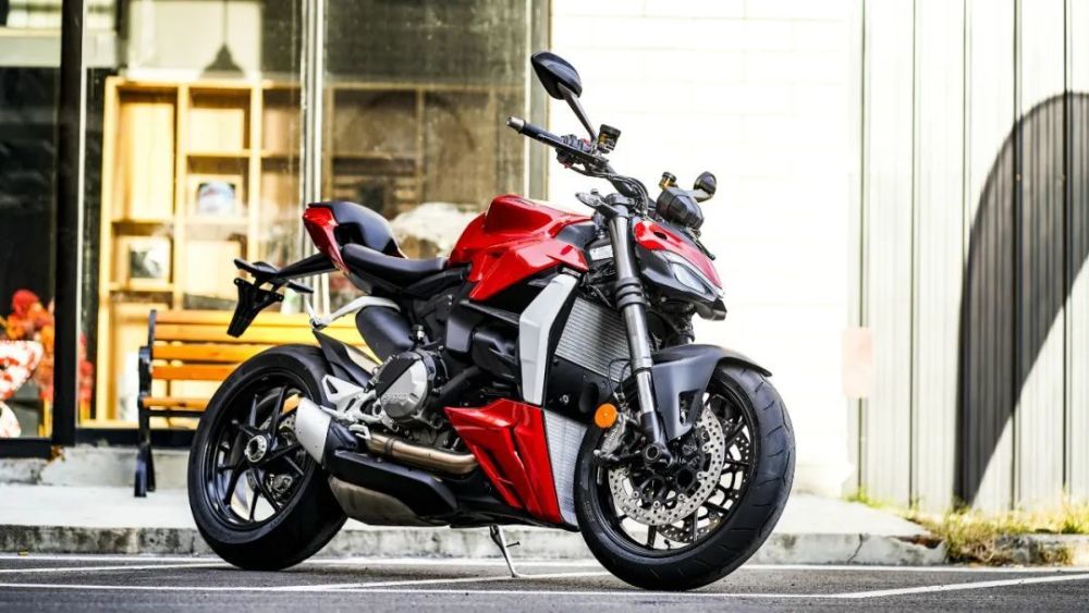 杜卡迪streetfighter v2到店实拍,没有定风翼的街霸依然很强_腾讯新闻