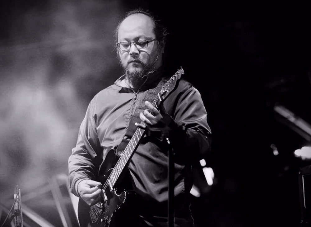 52岁窦唯骑电驴逛街身材壮硕模样变化大给街头艺人打赏超大方