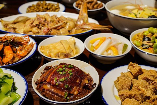 绍兴有一家百年老店,网罗众多江南名小吃,还有本地特色八大碗