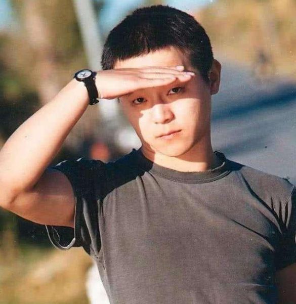 窦唯骑电动车出门被偶遇,穿50元t恤显低调,发际线后移认不出