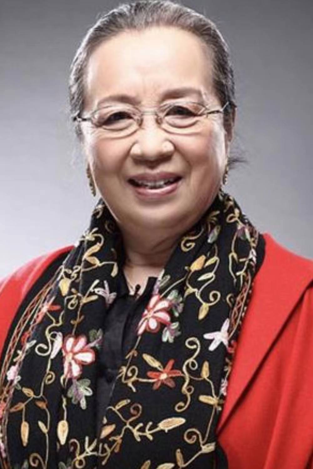 86岁容嬷嬷李明启逛菜市场,打扮简朴手提布包,喂流浪猫有爱心_腾讯