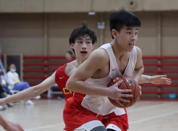 林葳身高191cm,场上位置控卫,曾是u17和u18国青成员.