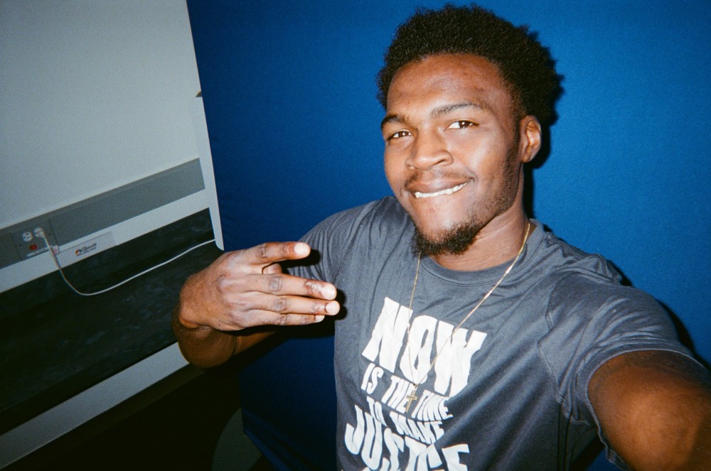 哈登自拍咧嘴大笑:再次回应降薪续约 表态新赛季不再专注于得分