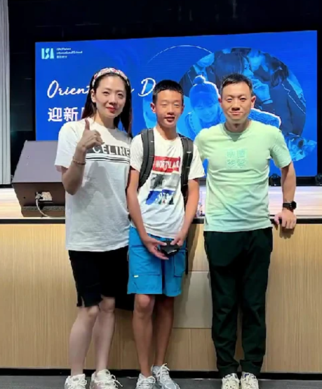 杨威与儿子拍变装视频13岁杨阳洋身高超爸爸等比例长大愈发帅气