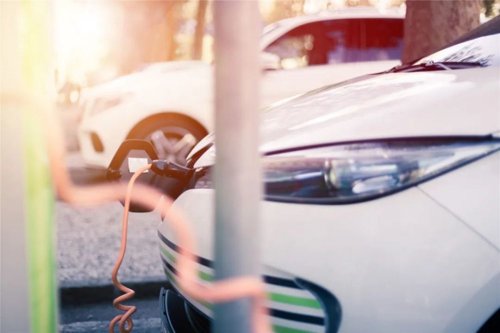 全国充电桩达到358.1万，为什么新能源车主还是感到充电难？高中英语单词带读音
