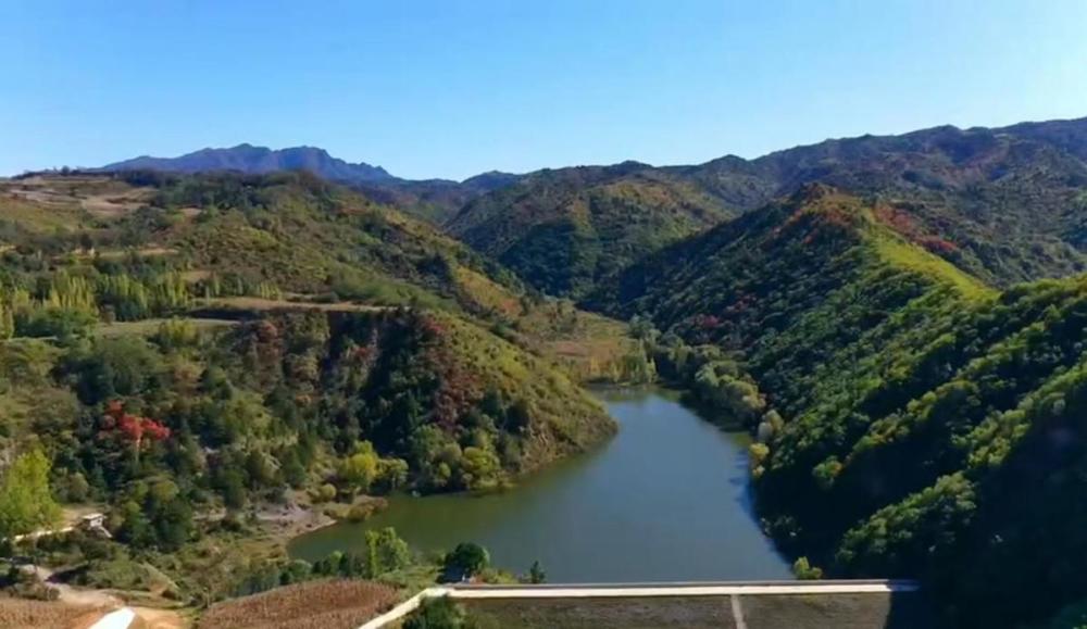 10月11日,河南省三门峡市陕州区张汴乡境内的翰林河水库随着气温下降