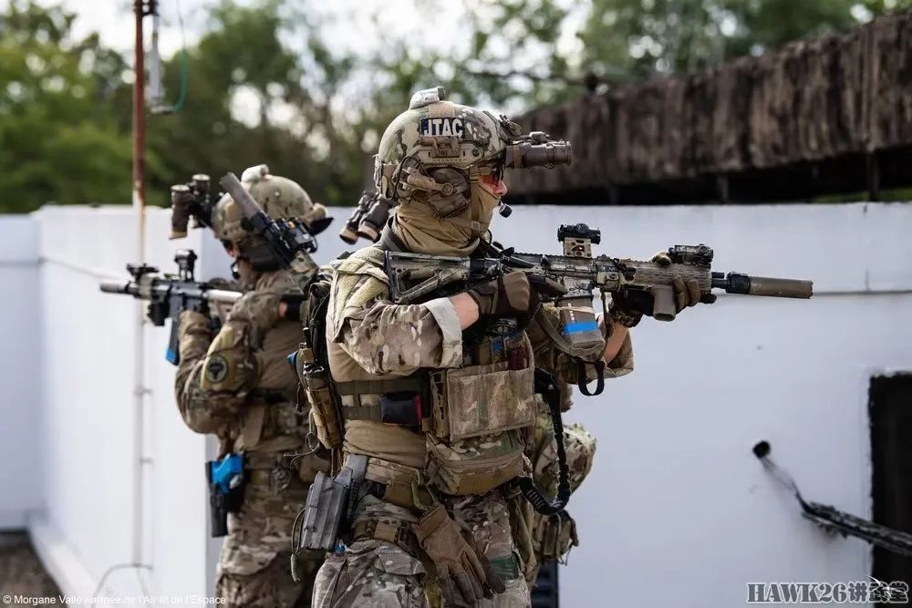 法国空军和内政部特种部队联合演习 两种快速撤离方式一齐登场_腾讯