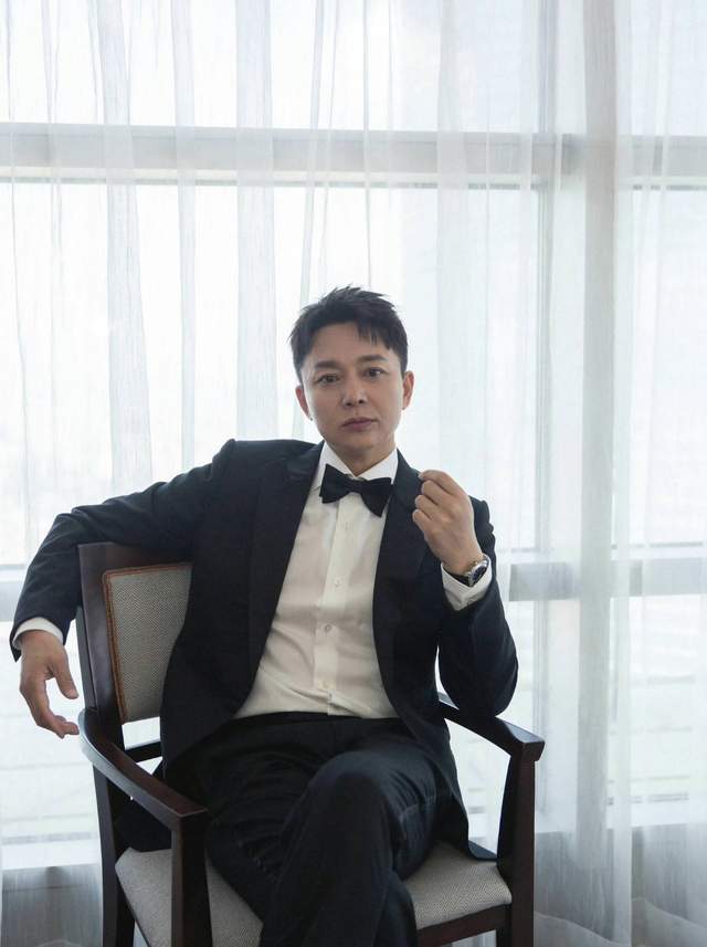 "叔圈顶流"刘奕君:疑拒大宋佳被封杀,45岁走红后儿子又成心病_腾讯