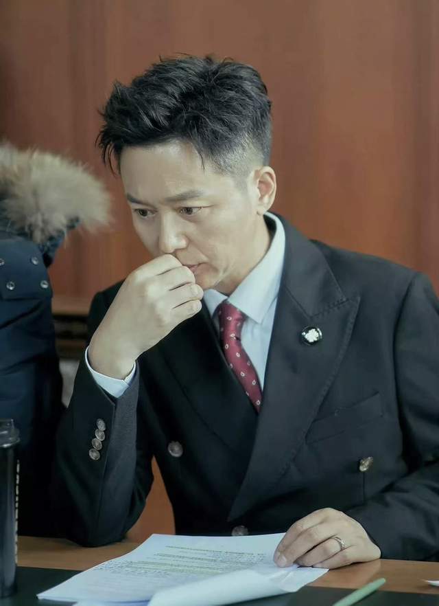 "叔圈顶流"刘奕君:疑拒大宋佳被封杀,45岁走红后儿子又成心病_腾讯