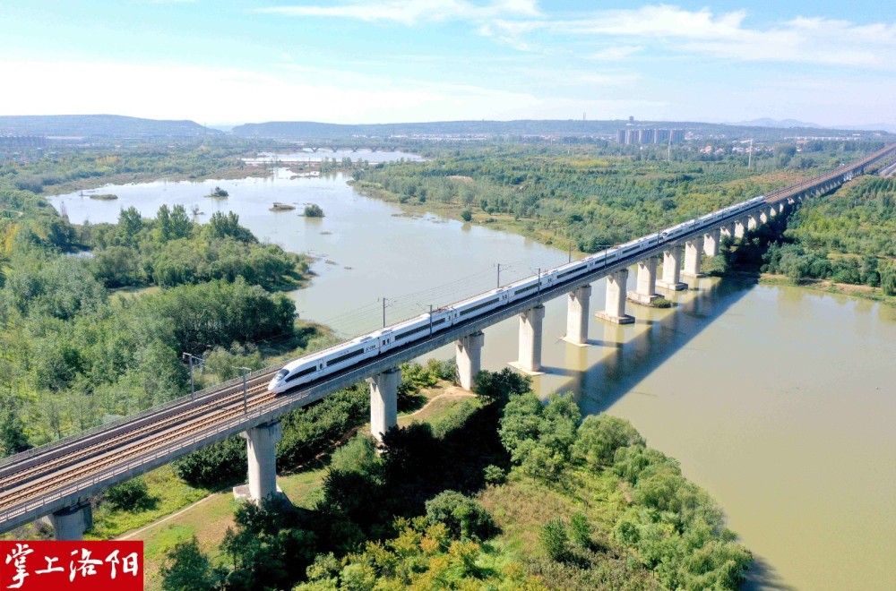 当日零时起,全国铁路实行新的列车运行图.