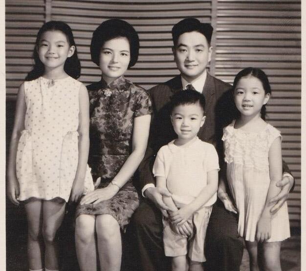 84岁琼瑶与大长腿孙女出席活动,丧夫3年久违露笑,将复工开演唱会-腾讯