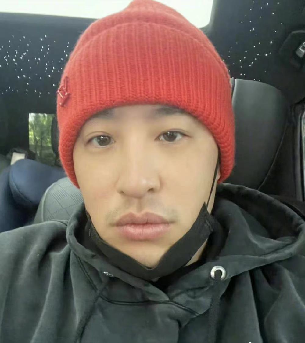 潘玮柏晒自拍座驾有儿童安全座椅被传去年夏天女儿满周岁