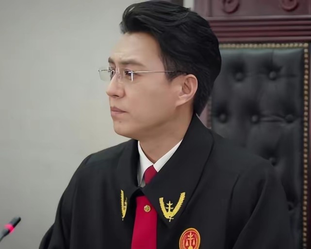 《底线》:方远拒绝百万年薪,体制内的工作就那么香吗?_腾讯新闻