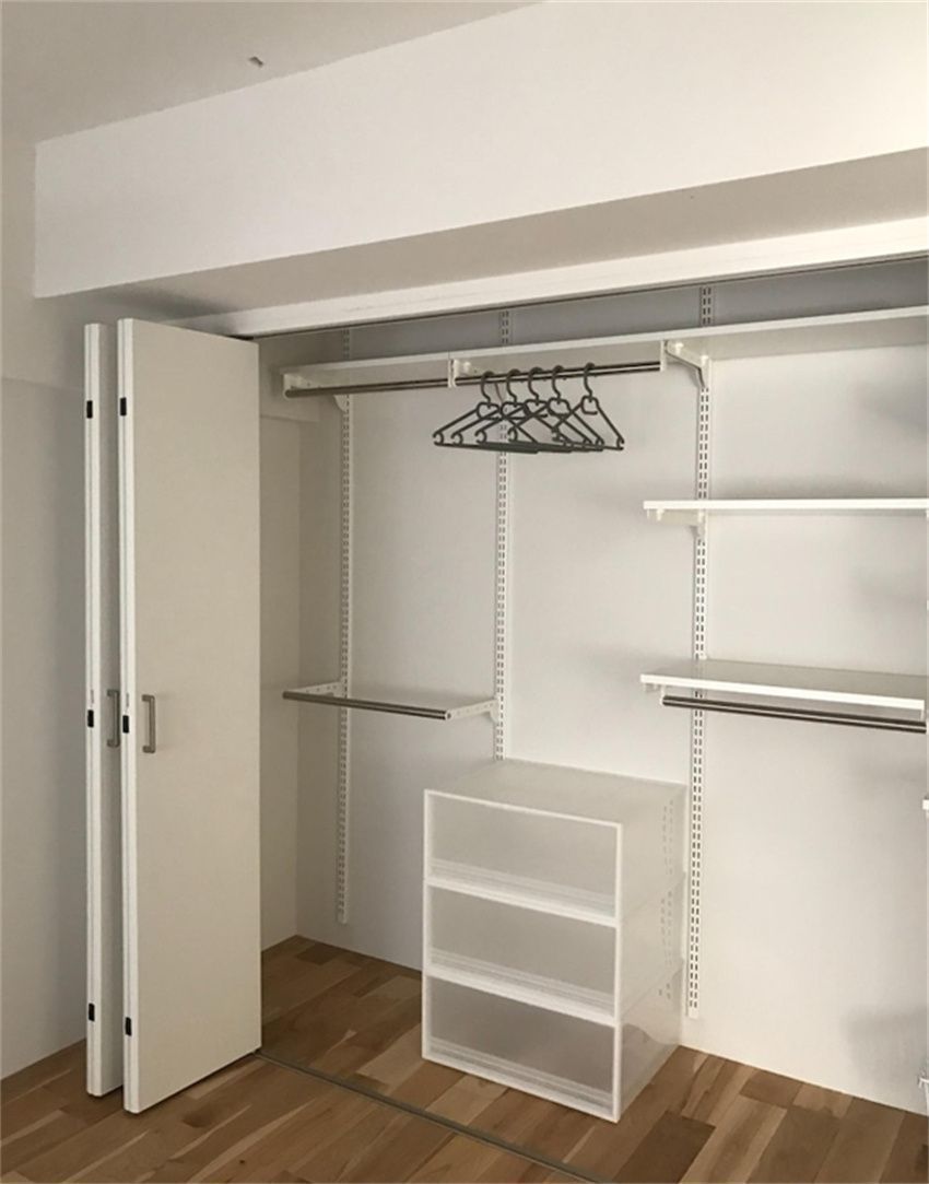 卧室不定制衣柜用金属支架挂杆拉篮做个简易衣柜省钱又实用