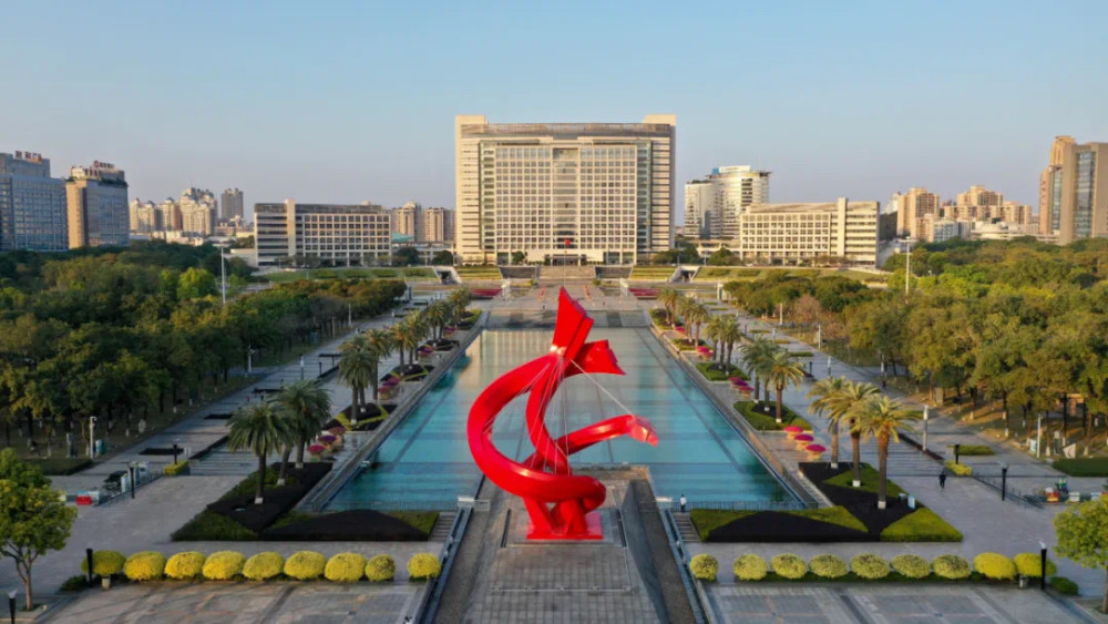 中心广场上的雕塑《纽带》  黄博 摄实际上,在东莞,公共艺术早已渗透