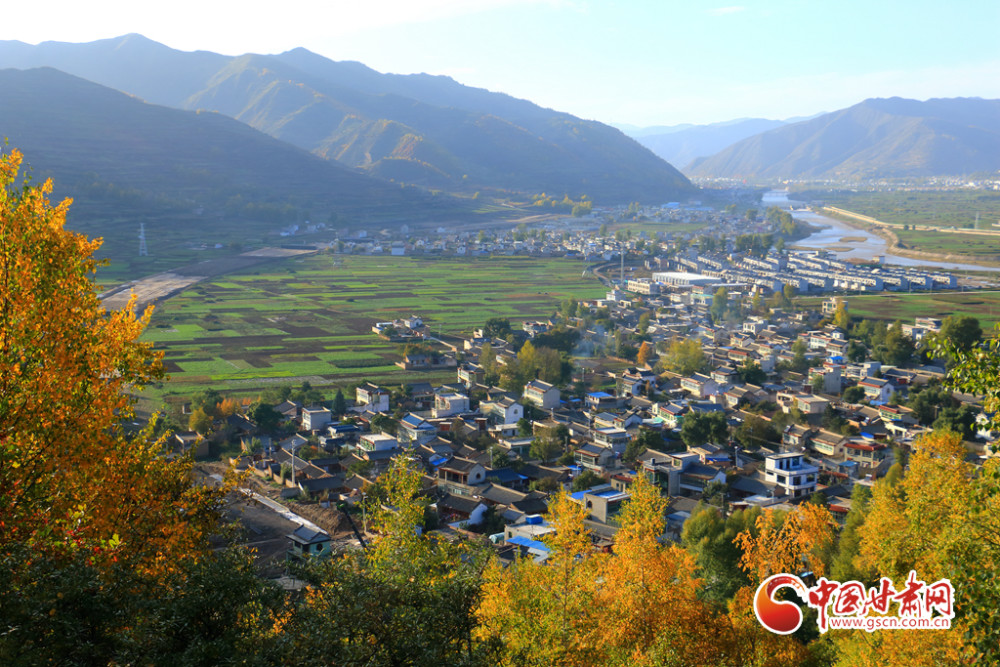 陇拍客岷县十里镇层林尽染入画来