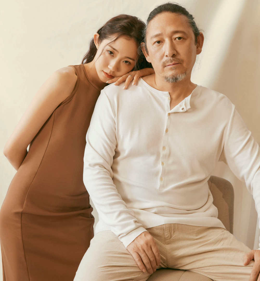 54岁三宝一家登杂志封面!