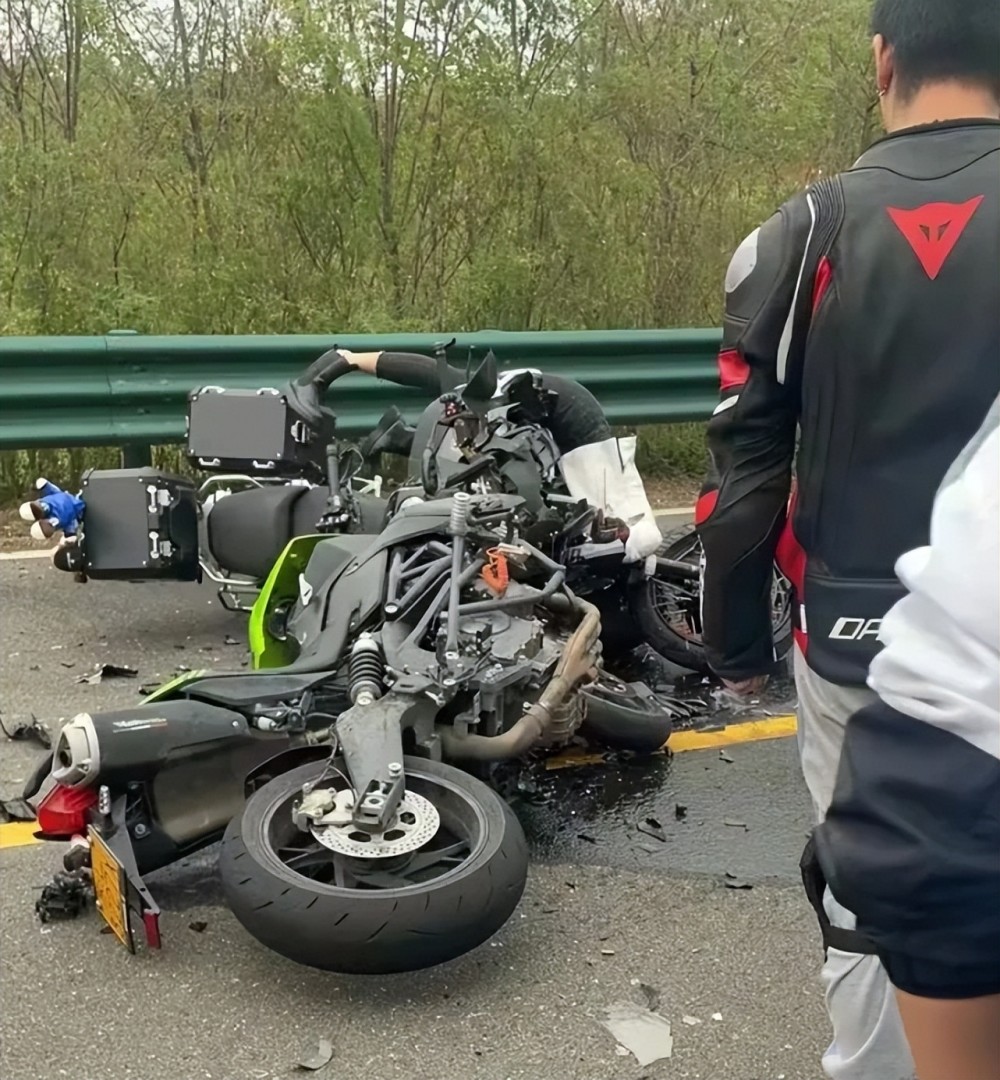 穿黑丝逆行飙车借车搔首弄姿机车媛请放过摩托车吧