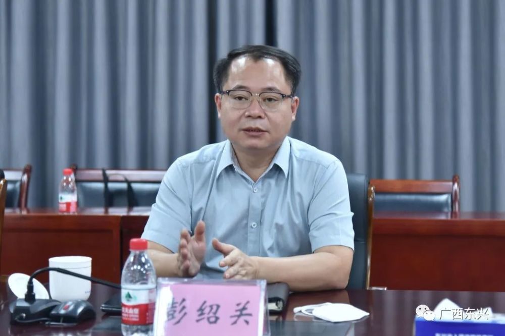 在座谈中,东兴海关关长丘俊强,东兴出入境边防检查站站长于双岭分别