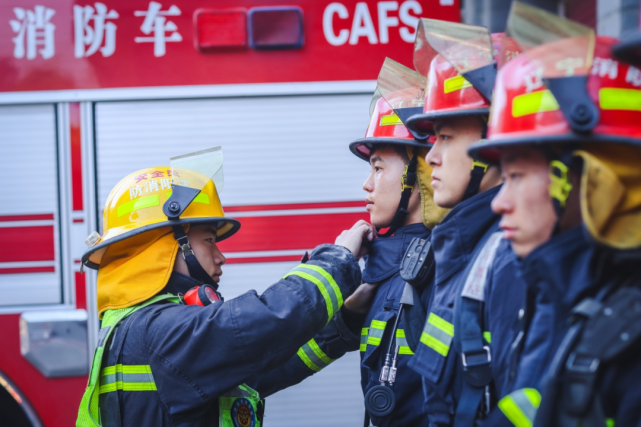 沈阳消防画报(482期)——守护昆山中:消防员巴松的17年,最是平凡见