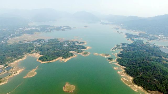 来到灵川县青狮潭水库边,一幅优美的生态画卷映入眼帘,令人感觉闲适