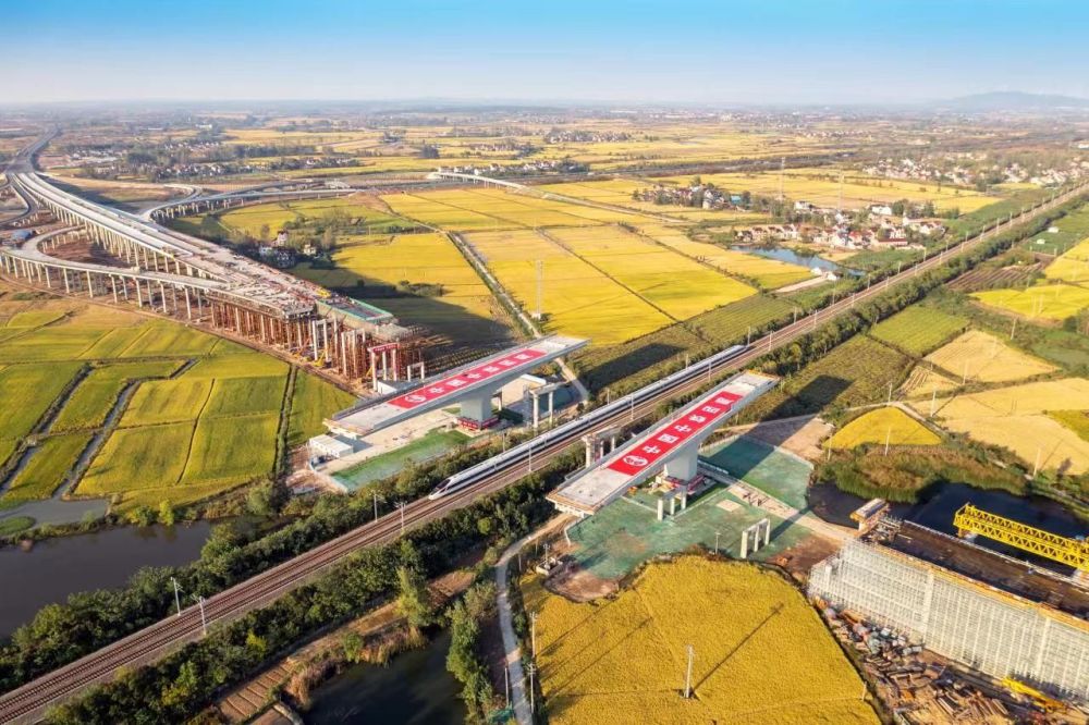 万吨桥梁跨越沪蓉铁路明巢高速公路今年底通车