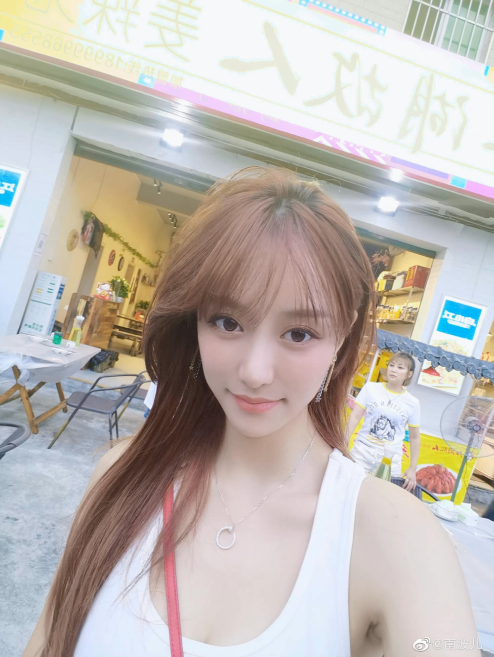 南波儿蹭lbl热度后首次开播,陪玩店已经倒闭,大家别骂了!_腾讯新闻