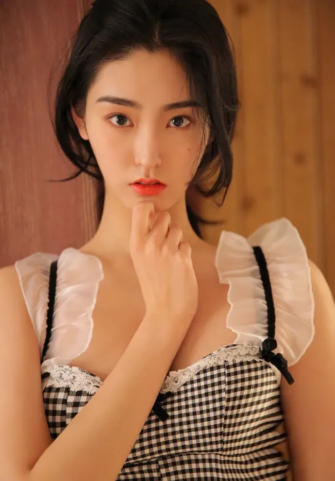 她叫陈嘉欣,就读于北京电影学院,身高172cm,双鱼座,爱好跳舞_腾讯新闻