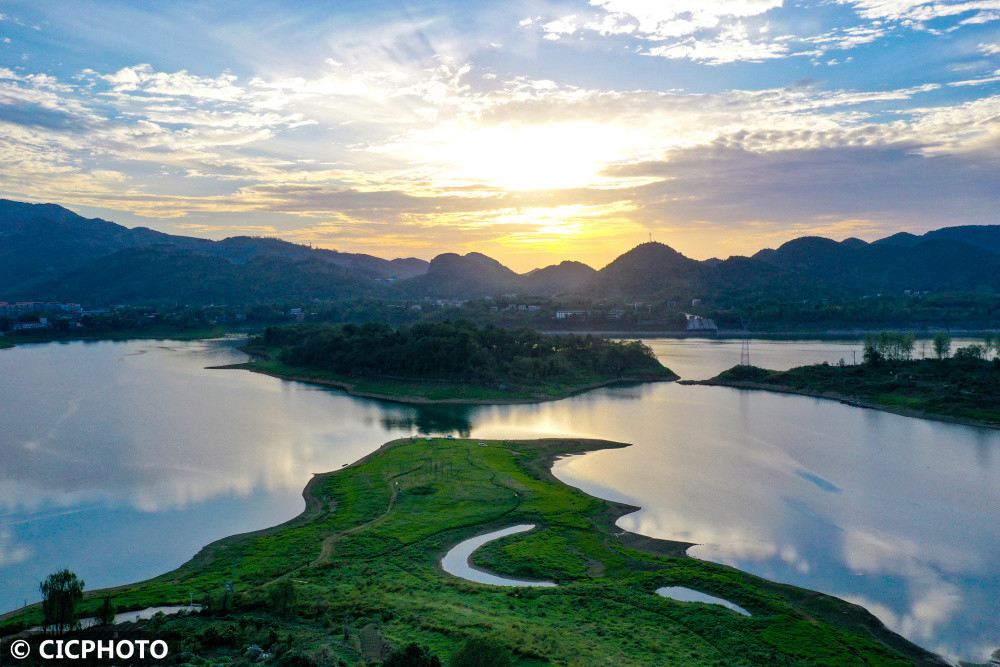 2022年10月11日,四川省广安市华蓥山天池湖水天一色,景致如画.