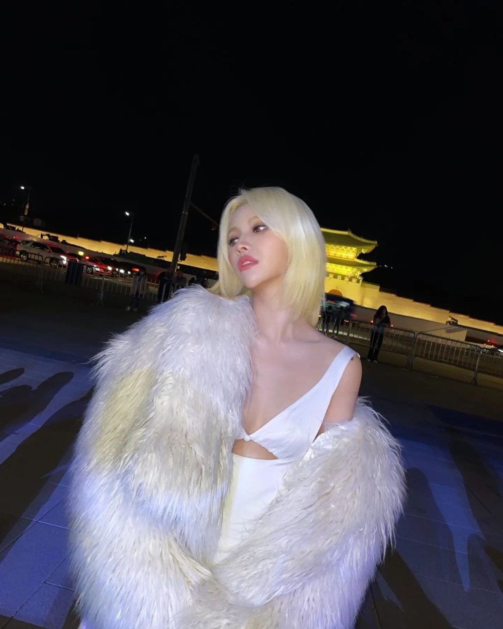 (g)i-dle田小娟,金发白裙的迷人魅力,雍容华贵的"金发女神"_腾讯新闻