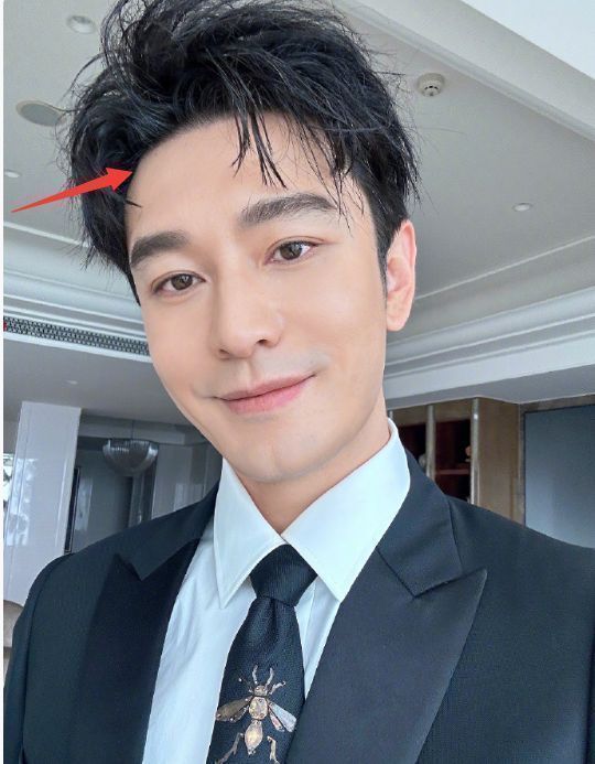 青岛偶遇黄晓明拍写真,路人视角暴露身高,厚底鞋遭网友吐槽