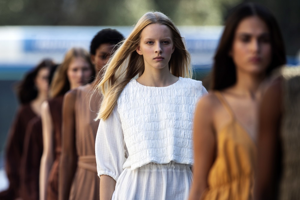 波尔图举行的第50届葡萄牙时装秀上展示katty xiomara品牌的新款服装