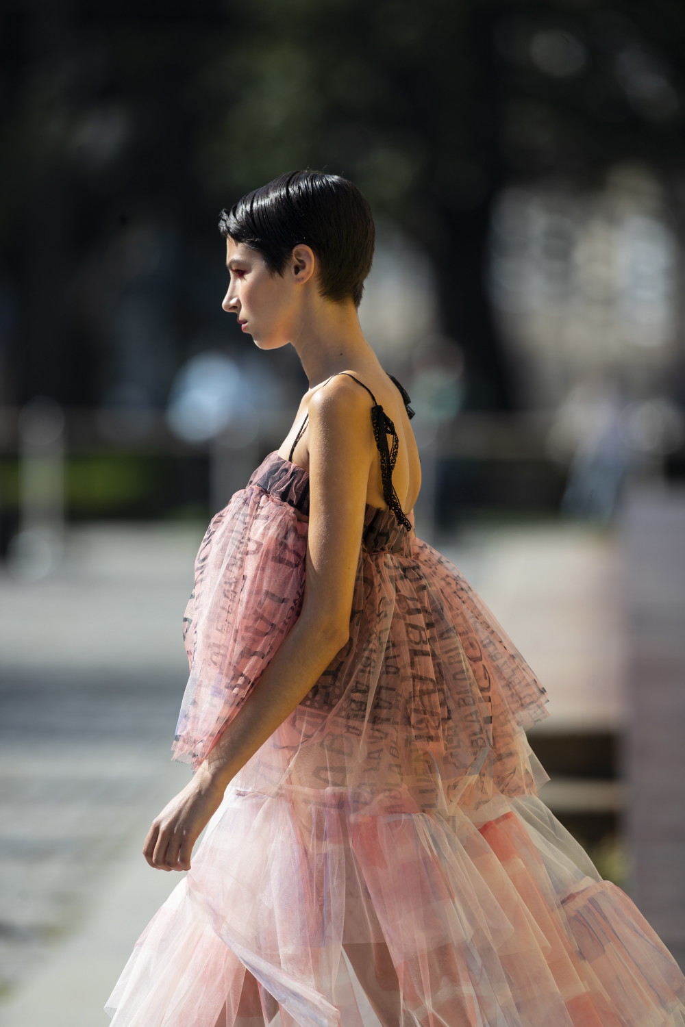 葡萄牙波尔图举行的第50届葡萄牙时装秀上展示meiling品牌的新款服装