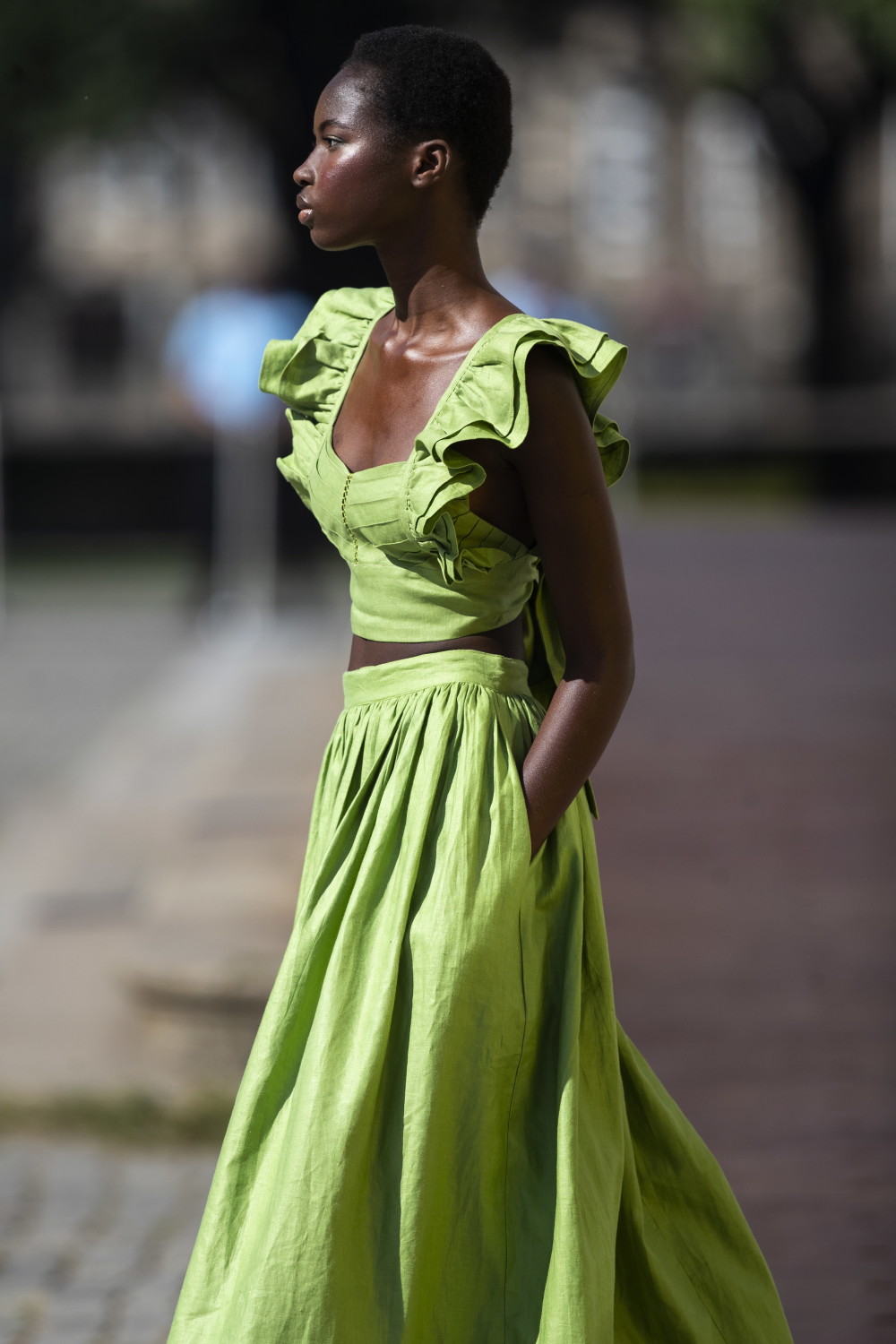 10月12日,模特在葡萄牙波尔图举行的第50届葡萄牙时装秀上展示meiling