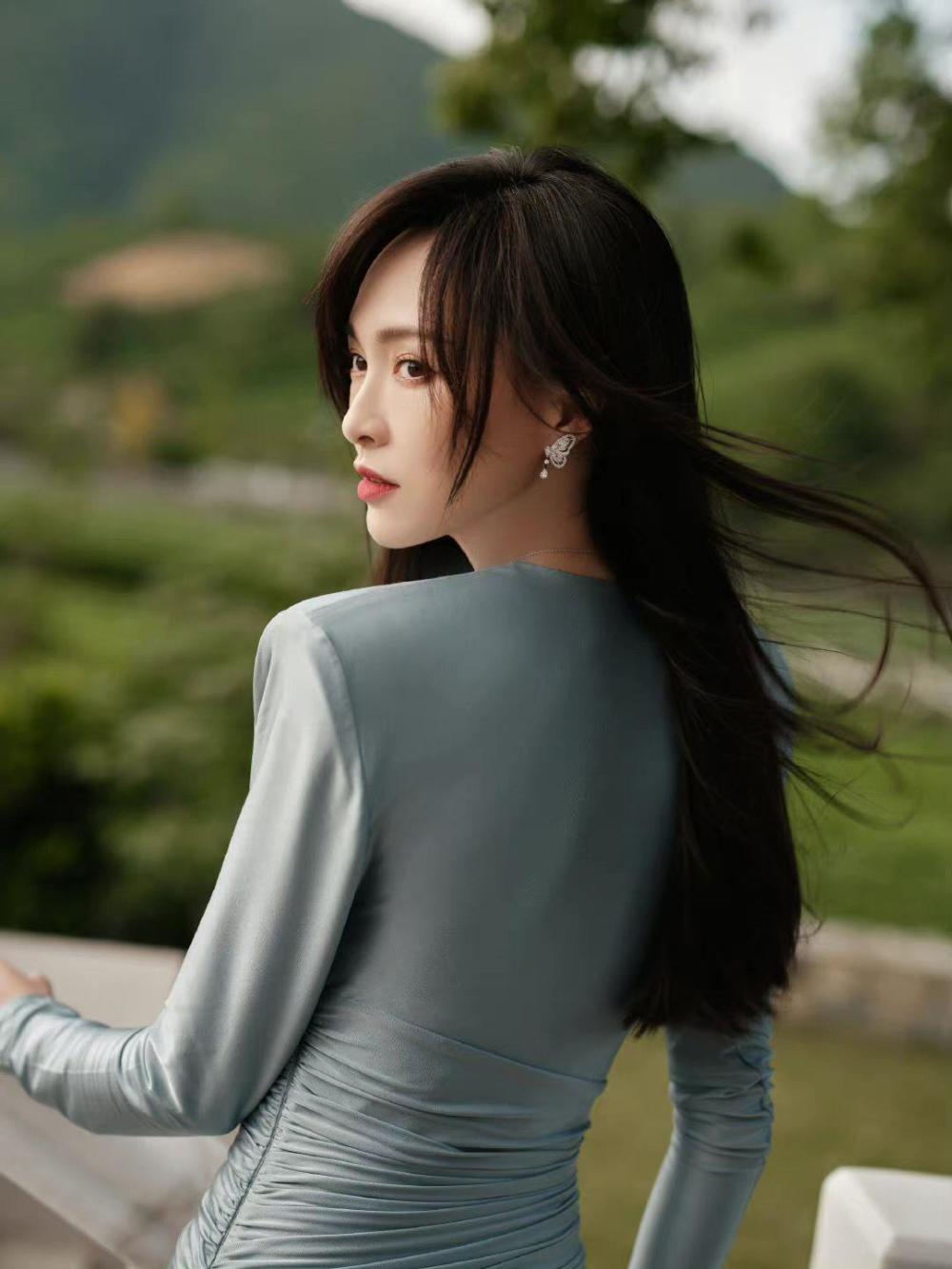 路人镜头下的唐嫣身材比例太绝大方谈论女儿带孩子很讲究