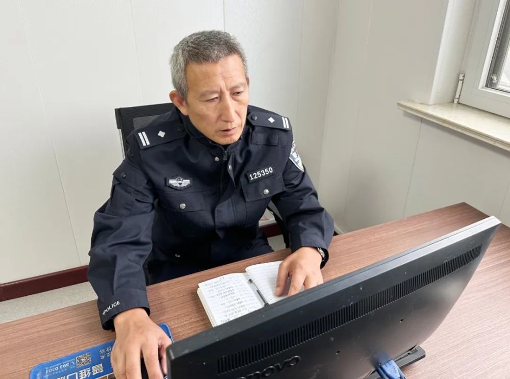 莱州市公安局金城派出所副所长朱家东他始终冲在前,干在先,遇事不推不