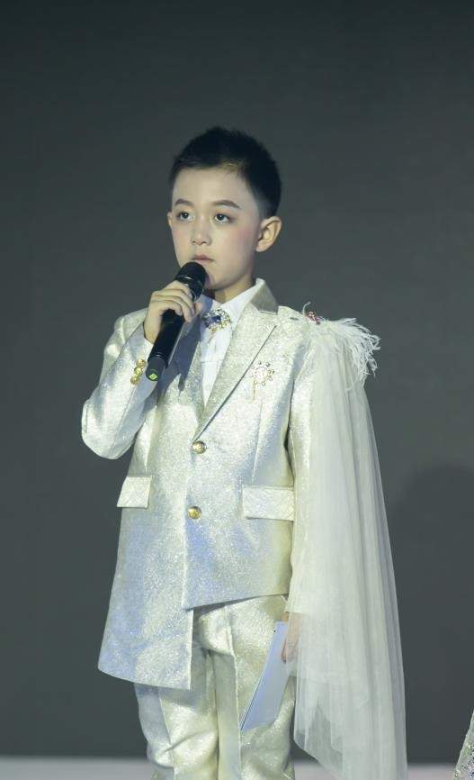 2022 FASHION WEEK 少儿时尚盛典小主持—印一然(图2)