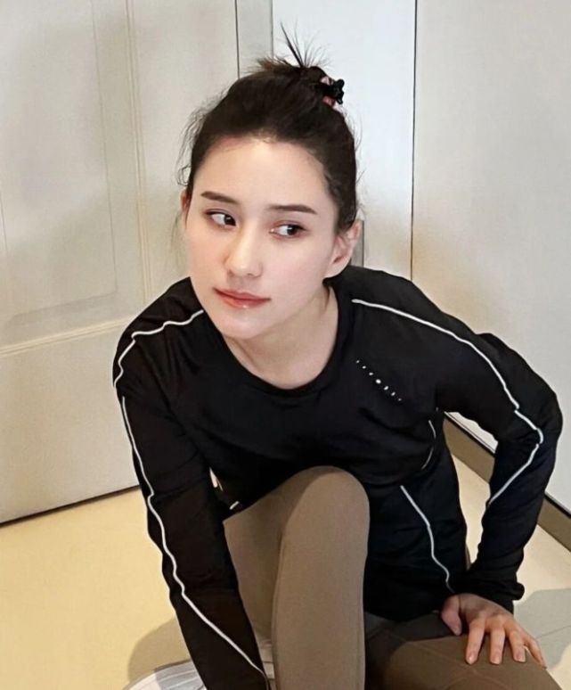 何超莲疑似怀孕,小腹隆起被指怀了四个月,曝与窦骁早已领证