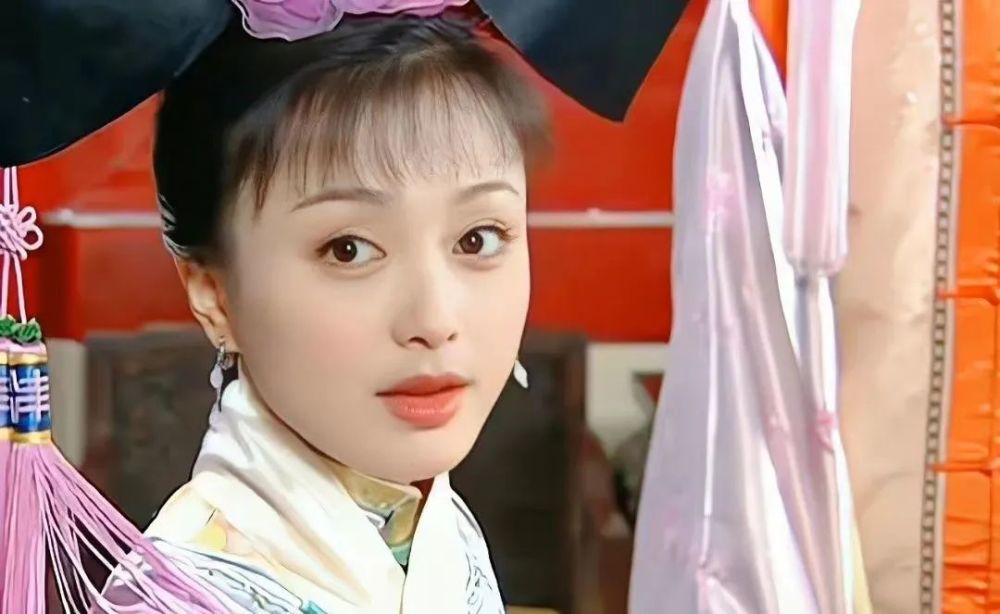 秦岚出道多年,演了很多经典角色,包括《又见一帘幽梦》的绿萍,《还珠