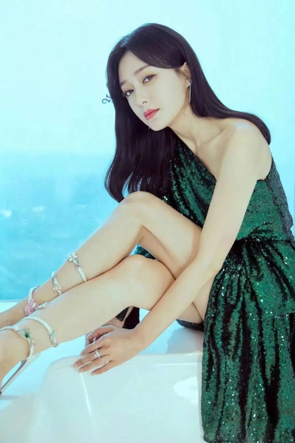 大长腿小蛮腰43岁的秦岚身材真有料