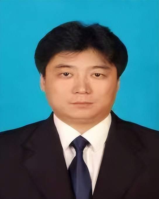 1989年参加工作,曾任东宁市驻哈尔滨办事处主任(副科级),东宁市招商局