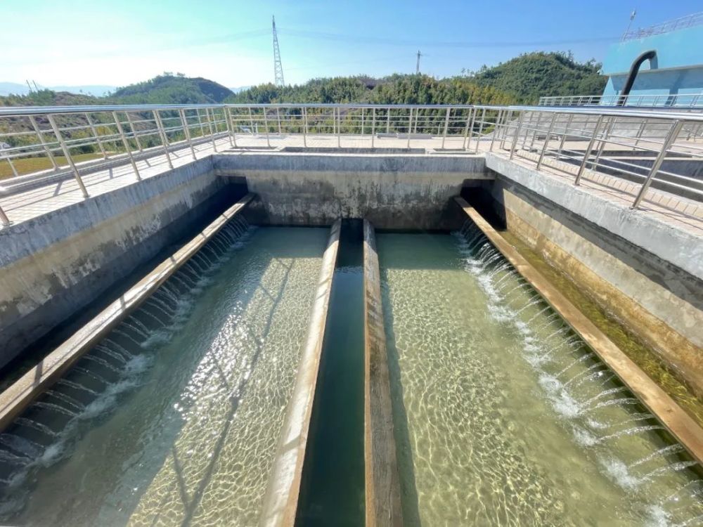 苍石水厂及配套管网工程于2020年6月开始施工,包括水厂管理楼,清水池