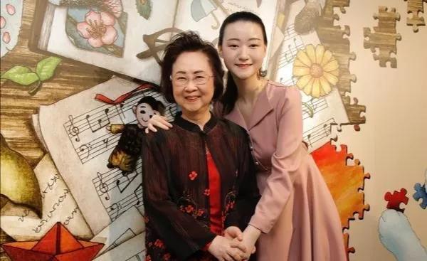 84岁琼瑶走出亡夫悲痛,开心和孙女出席活动,祖孙俩容貌如同复刻