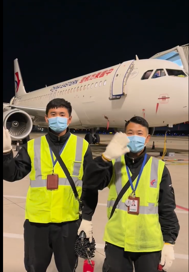 "飞机拜拜员":挥手既是给飞行员的信号,也是向乘客告别