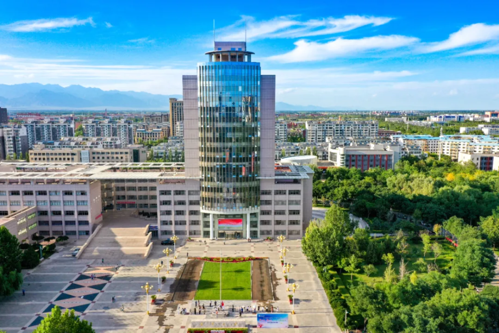 工学院,银川师专(含宁夏教育学院)合并;2002年2月,与宁夏农学院合并