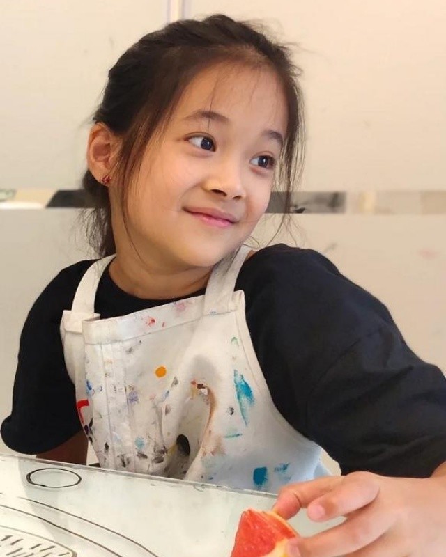 梅婷夫妇深夜会友聚餐,素颜状态显老态,挽着老公手臂似小鸟依人