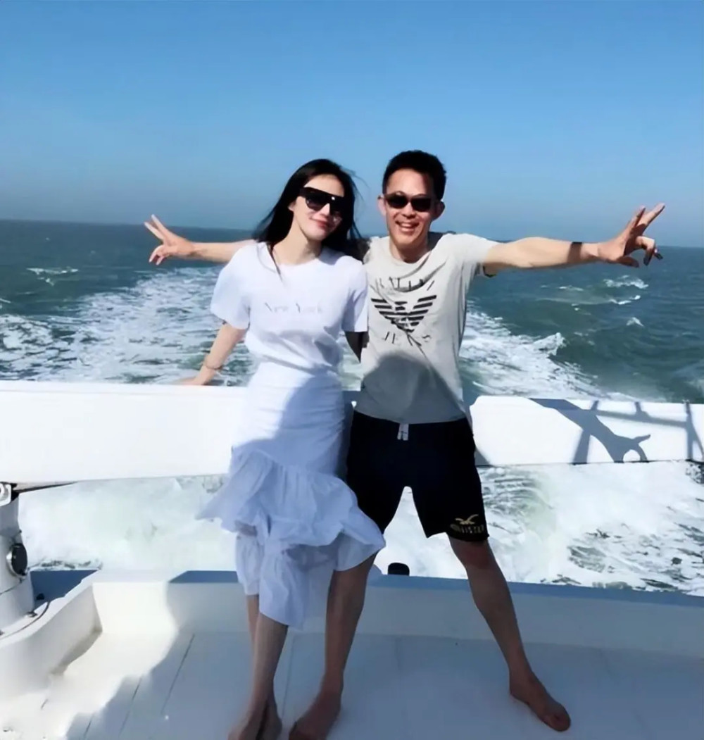 侯勇三婚后至目前为此,没有传出过绯闻,或许他愿意被王瑞死死的拿捏着