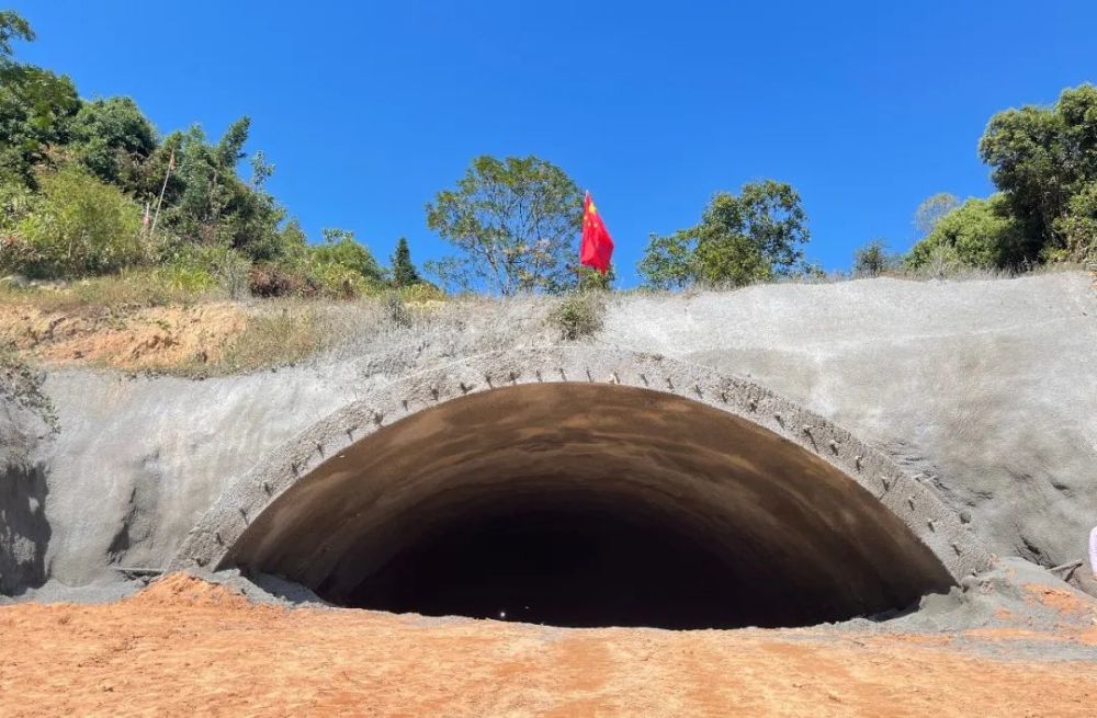 佛岭隧道今日贯通!