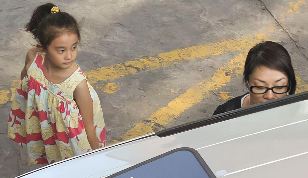 邻里邻居知道这是毛阿敏的孩子后,经常会以粉丝的身份给孩子买好吃的